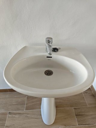 Lavabo de porcelana con pie