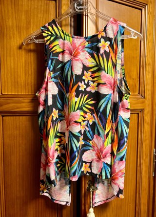 Blusa floral sin mangas espalda abierta