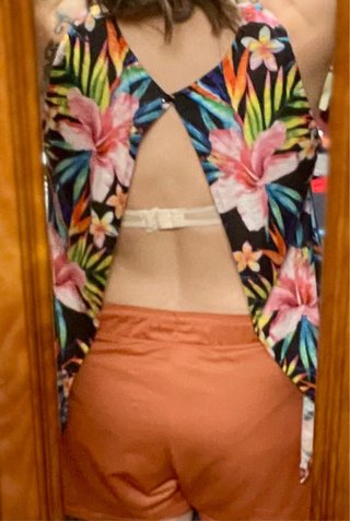 Blusa floral sin mangas espalda abierta