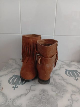 Botas marrones con flecos