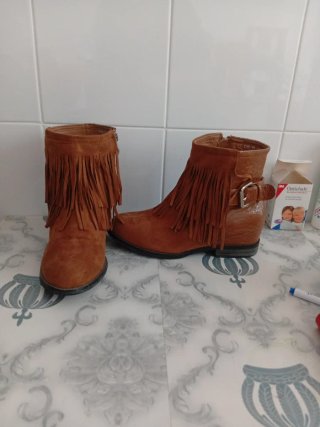 Botas marrones con flecos