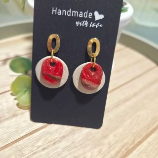 Pendientes hechos a mano dorados y rojos