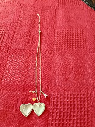 Cadena con colgantes: corazón, llave, Torre Eiffel