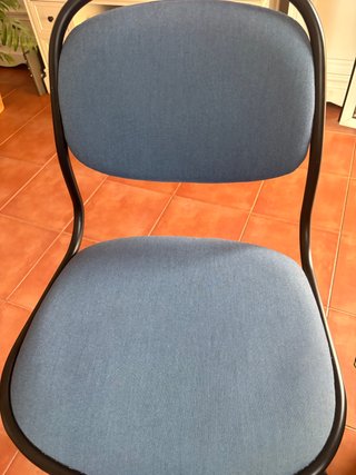 Silla de oficina azul con ruedas