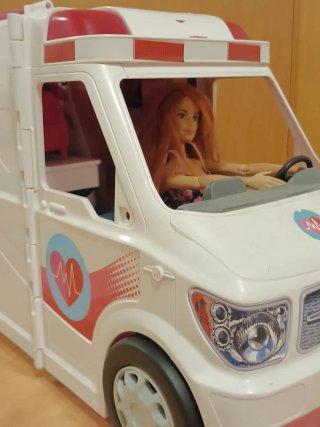 Ambulancia Barbie con Muñeca y Accesorios