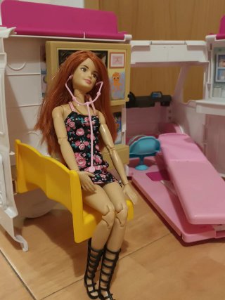 Ambulancia Barbie con Muñeca y Accesorios