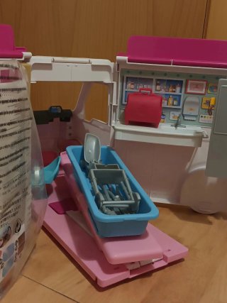 Ambulancia Barbie con Muñeca y Accesorios