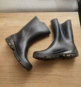 Botas de agua de media caña negras suela marrón.