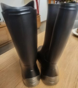 Botas de agua de media caña negras suela marrón.