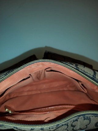Bolso bandolera marrón con detalle