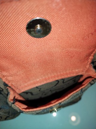Bolso bandolera marrón con detalle