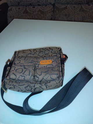 Bolso bandolera marrón con detalle