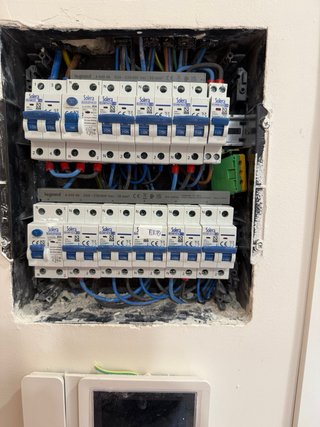 Servicios de electricidad de tarde y averías