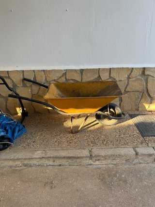 Carretilla de mano amarilla