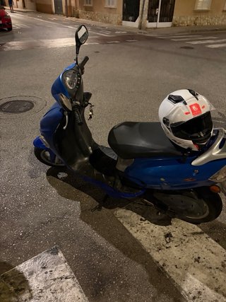 Moto Kymco Negra