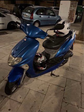 Moto Kymco Negra