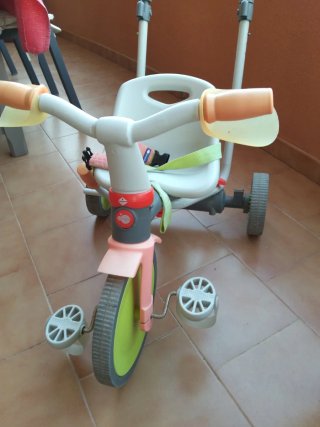 Triciclo infantil con manillar y cinturón
