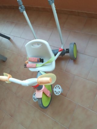 Triciclo infantil con manillar y cinturón
