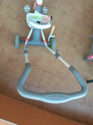 Triciclo infantil con manillar y cinturón