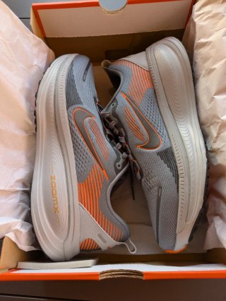 Nike Vomero 18 Talla 43 Gris Naranja Nuevas