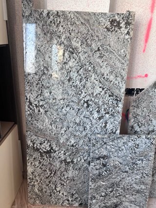 Encimera de granito gris y blanco
