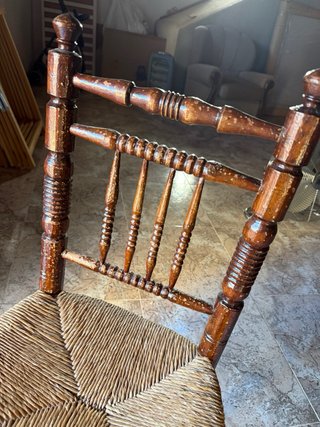 Silla antigua de madera para restaurar