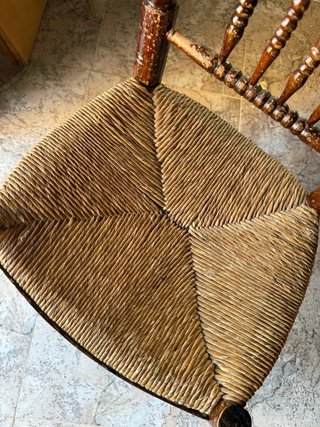 Silla antigua de madera para restaurar