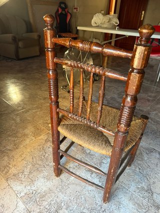 Silla antigua de madera para restaurar