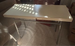 Mesa de cocina beige y plateada