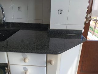 Cocina completa en granito y madera
