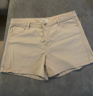 Pantalones cortos Stradivarius beige