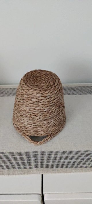 Cesta de mimbre redonda con asas