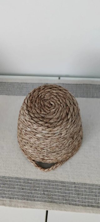 Cesta de mimbre redonda con asas