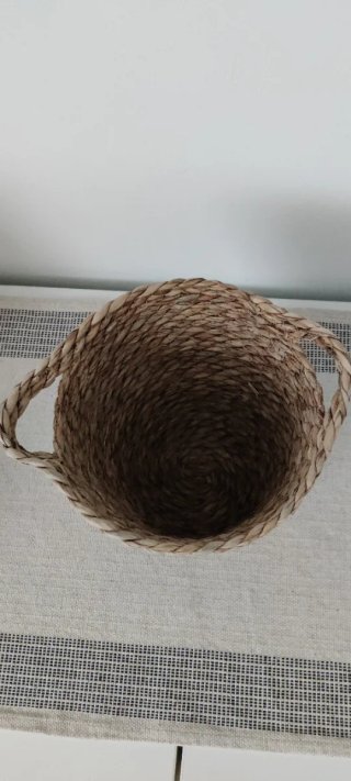 Cesta de mimbre redonda con asas