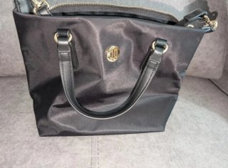Bolso Tommy Hilfiger negro con bandolera