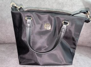 Bolso Tommy Hilfiger negro con bandolera