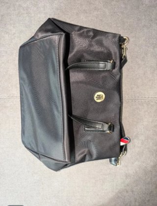 Bolso Tommy Hilfiger negro con bandolera