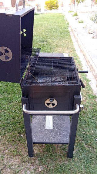 Barbacoa de leña negra