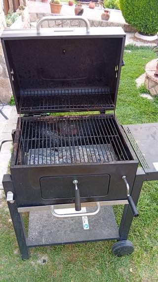 Barbacoa de leña negra