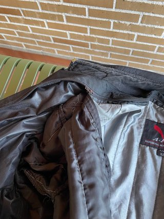Chaqueta  profesional de moto negra.