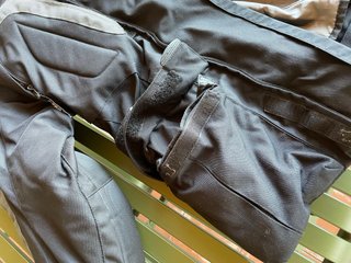 Chaqueta  profesional de moto negra.
