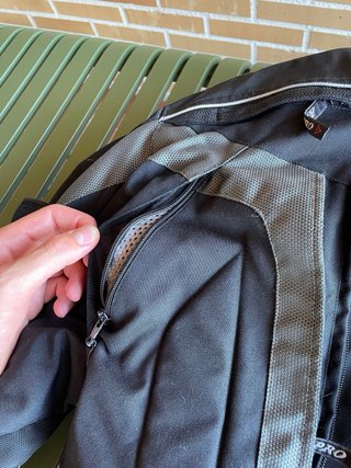 Chaqueta  profesional de moto negra.
