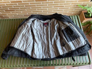Chaqueta  profesional de moto negra.