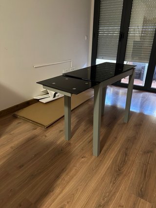 Mesa moderna cristal negro y patas grises