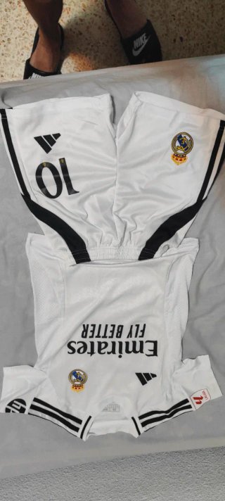 Equipaciones fútbol Madrid y Barça.