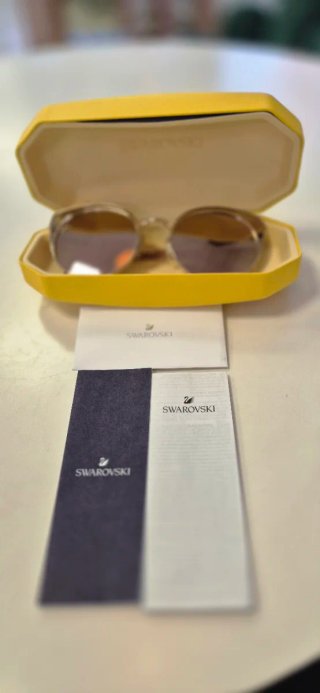 Gafas de sol Swarovski doradas y rosas
