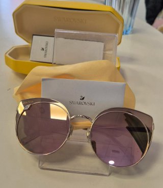 Gafas de sol Swarovski doradas y rosas