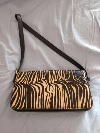 Bolso rectangular cebra beige y negro