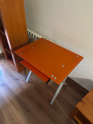 Mesa de escritorio naranja con bandeja