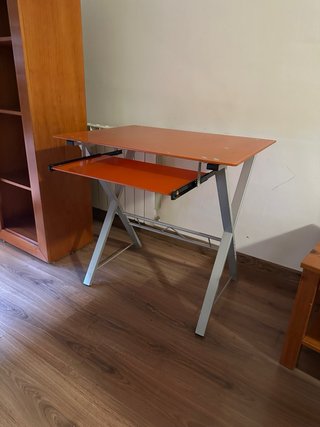 Mesa de escritorio naranja con bandeja